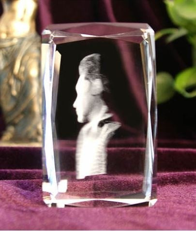Panenka Justin Bieber s gravírovací krystalovou 3D LED figurkou