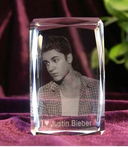 Panenka Justin Bieber s gravírovací krystalovou 3D LED figurkou