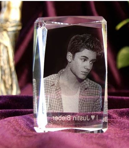 Panenka Justin Bieber s gravírovací krystalovou 3D LED figurkou